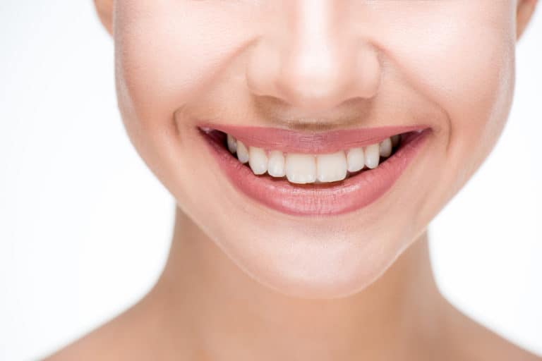 Uśmiech –  białe, równe, zdrowe zęby