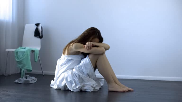 Ofiara gwałtu – jak powinna zachować się rodzina?